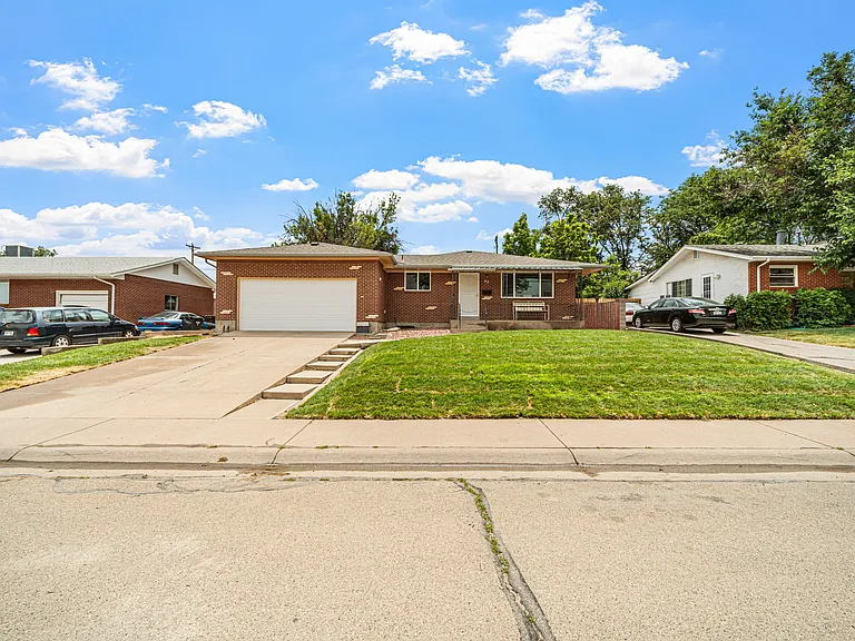 24 Radcliff Ln — Photo 1