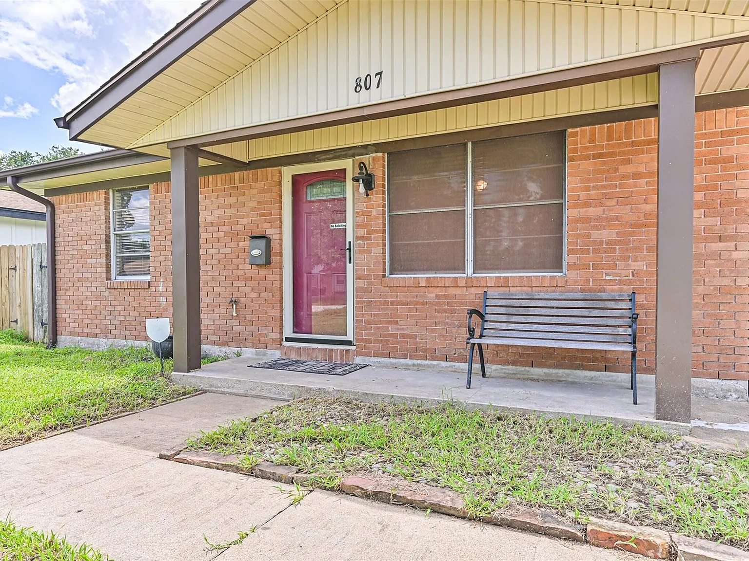 3 bed, 1.5 bath, 1383 sqft, $1,700 — Photo 2