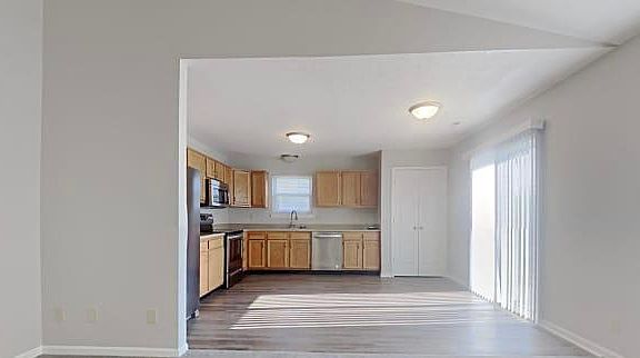 5th image of 1004 Redwood Dr