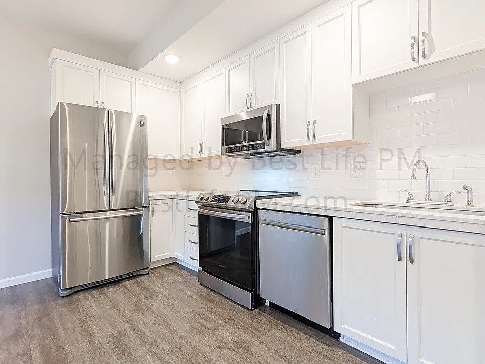 7122 N Greenwich Ave