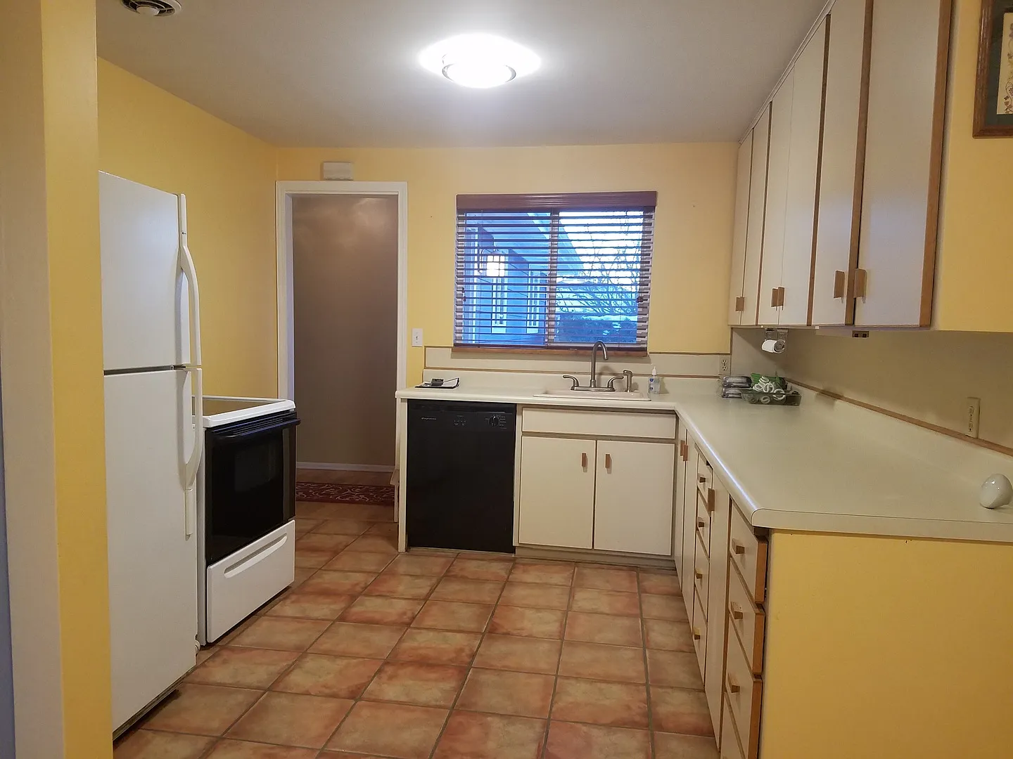 Downtown Burien duplex - main floor rambler unit - 3 bedroom 1 bath, storage & washer/dryer! Avai... — Photo 3