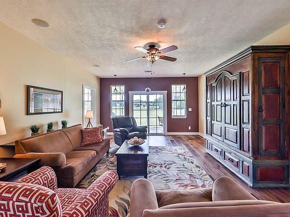 4th image of 306 Standing Oaks Ln