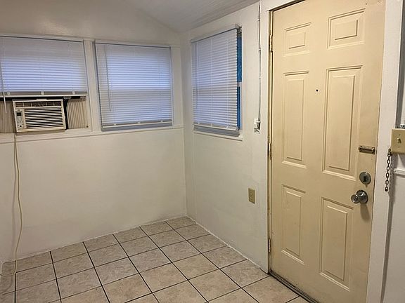 front door / foyer room