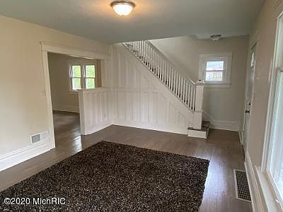 5th image of 127 Winter St