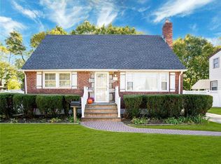 1648 Foxglove Rd, Merrick, NY 11566