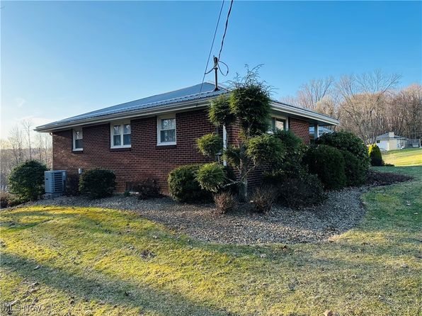 737 Moore Ln, East Palestine, OH 44413