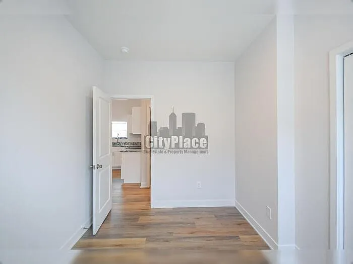 1135 W 21st St — Photo 12