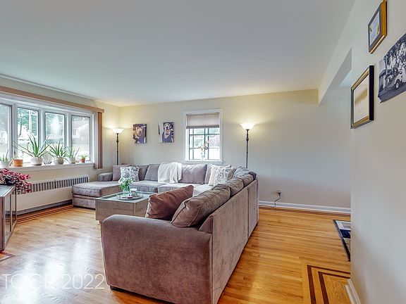 5th image of 136 Linden Ave
