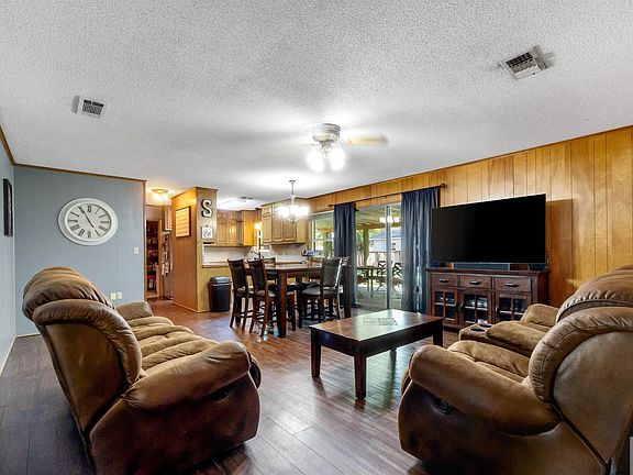2nd image of 902 E Avenue G