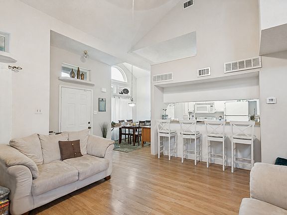 3rd image of 805 Brockden Dr