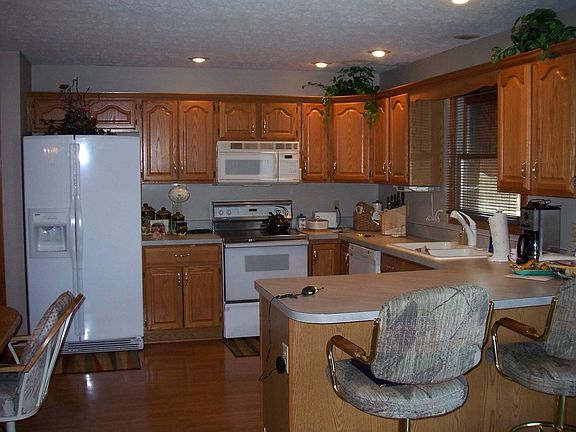 KIT W/ BREAKFAST BAR