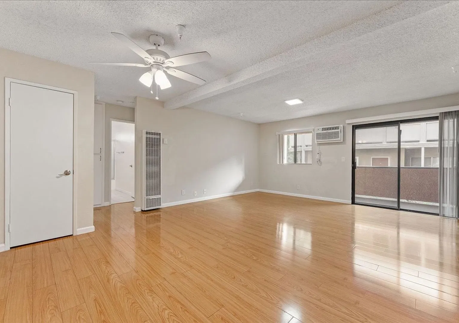 Spacious Two Bedroom Apartment Near DownTown Pasadena! — Photo 1