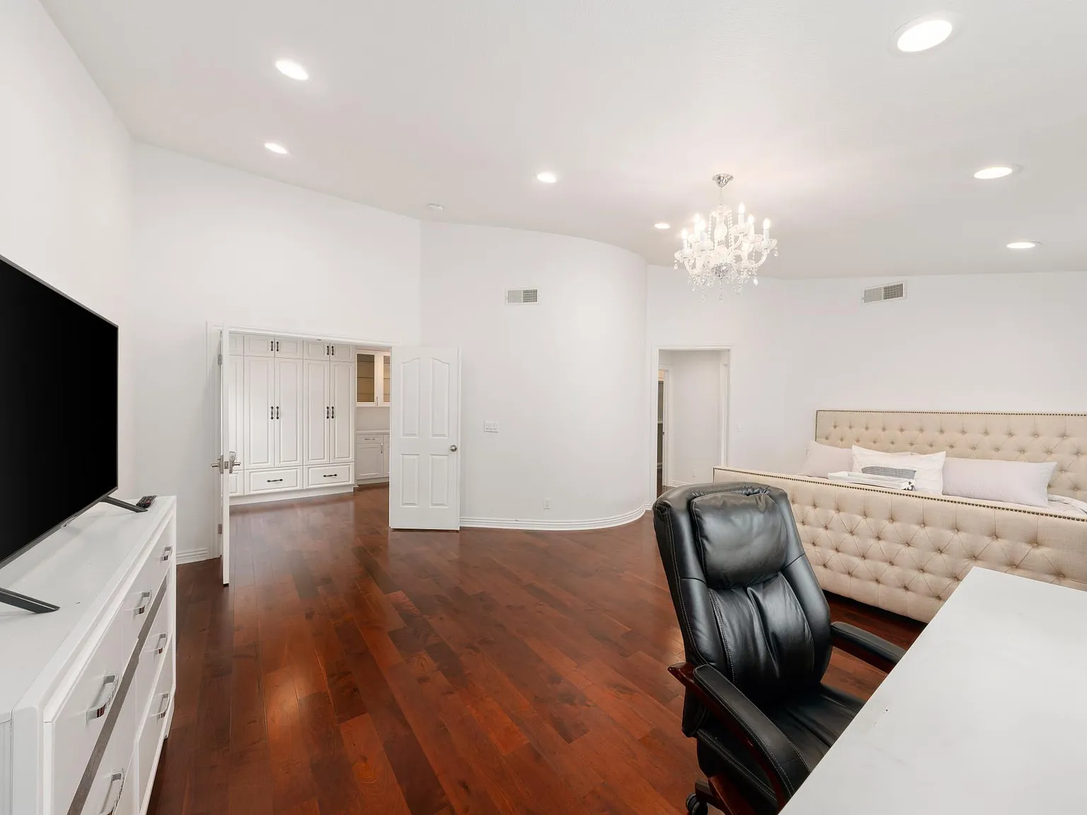 110 Meadowland Dr — Photo 2