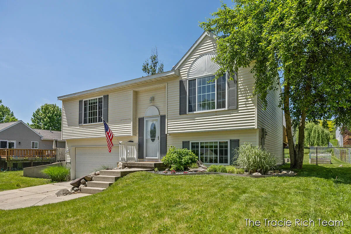169 Oak St photo 1