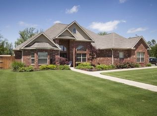 300 Meadow Brook Cir, Siloam Springs, AR 72761