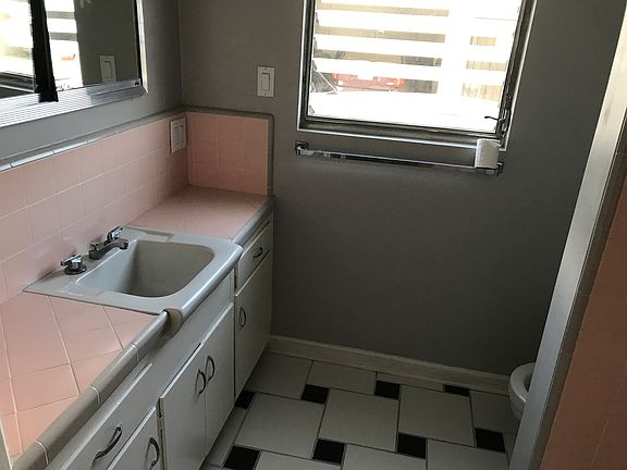 4th image of 204 S Mission Dr APT B