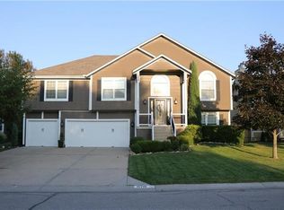 15719 S Stagecoach Dr, Olathe, KS 66062
