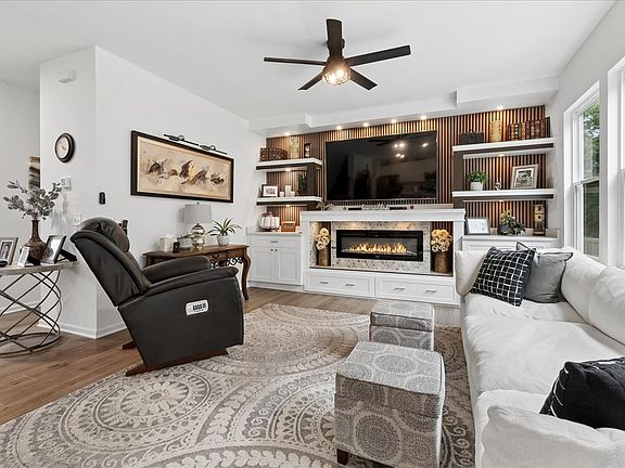 3rd image of 8418 White Oaks Ct