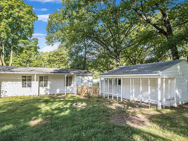 2426 Shasta Dr — Photo 17