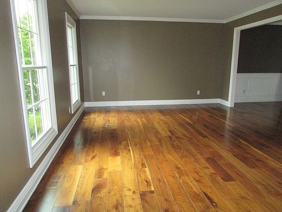 3rd image of 1910 Cambridge Dr