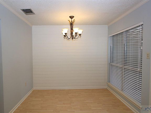 5th image of 210 Greenbriar Dr