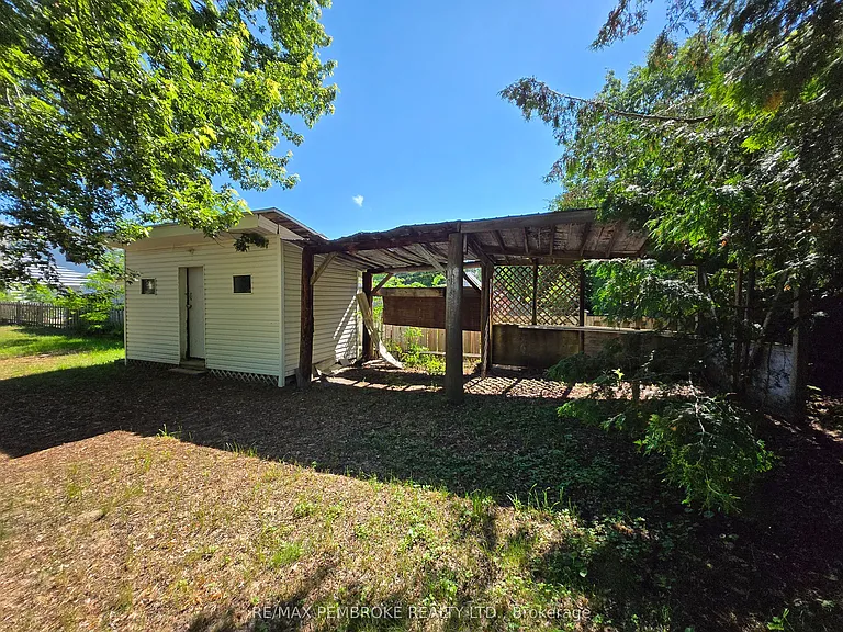 566 Perth St — Photo 15