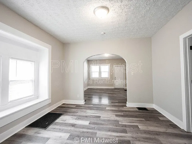 729 N Bosart Ave — Photo 8