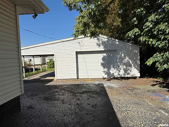 5th image of 1127 E Chestnut St