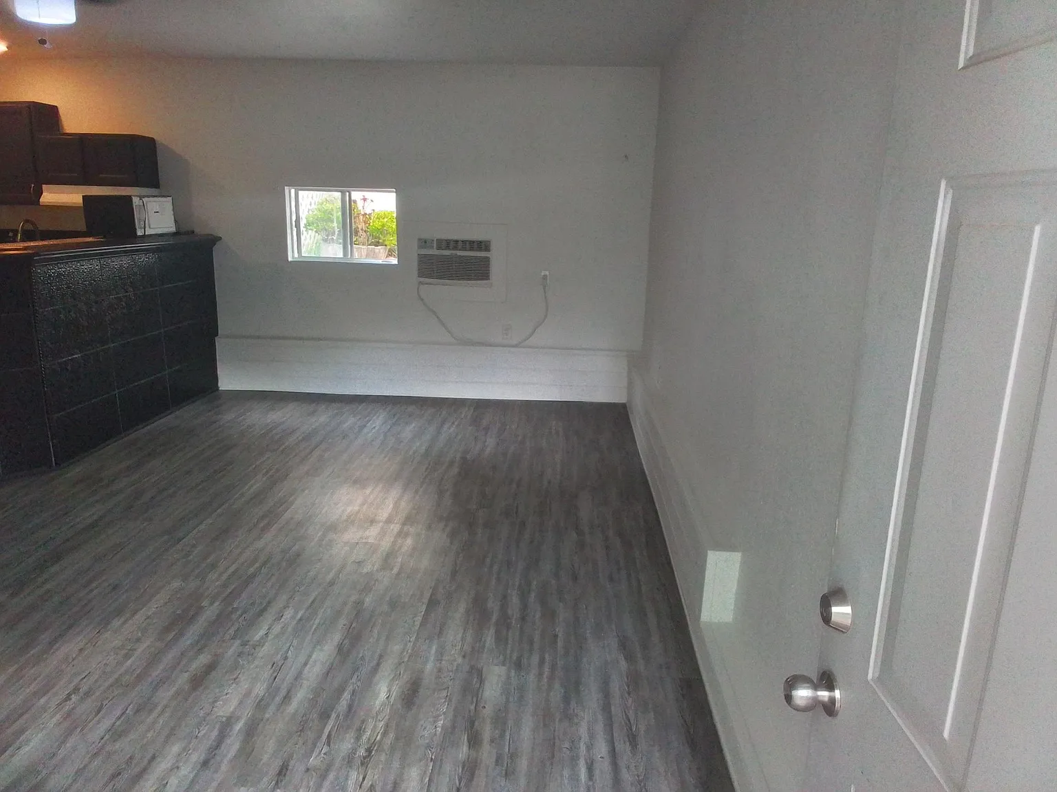 Studio, 425 sqft, $1,800 — Photo 1