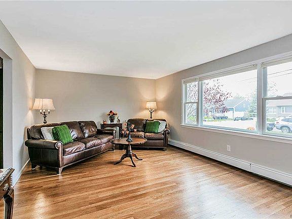 4th image of 107 Bayview Ave