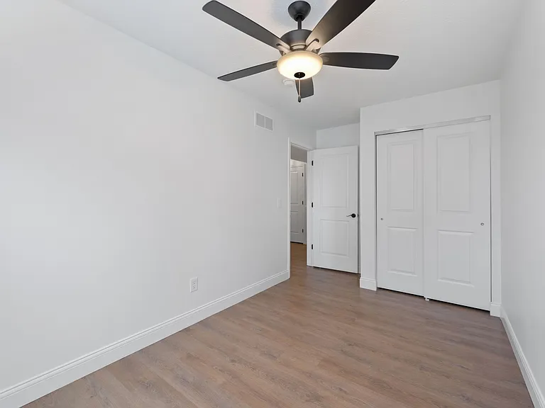 Experience comfort in this bright and airy bedroom space. Experience comfort in this bright and airy bedroom space.