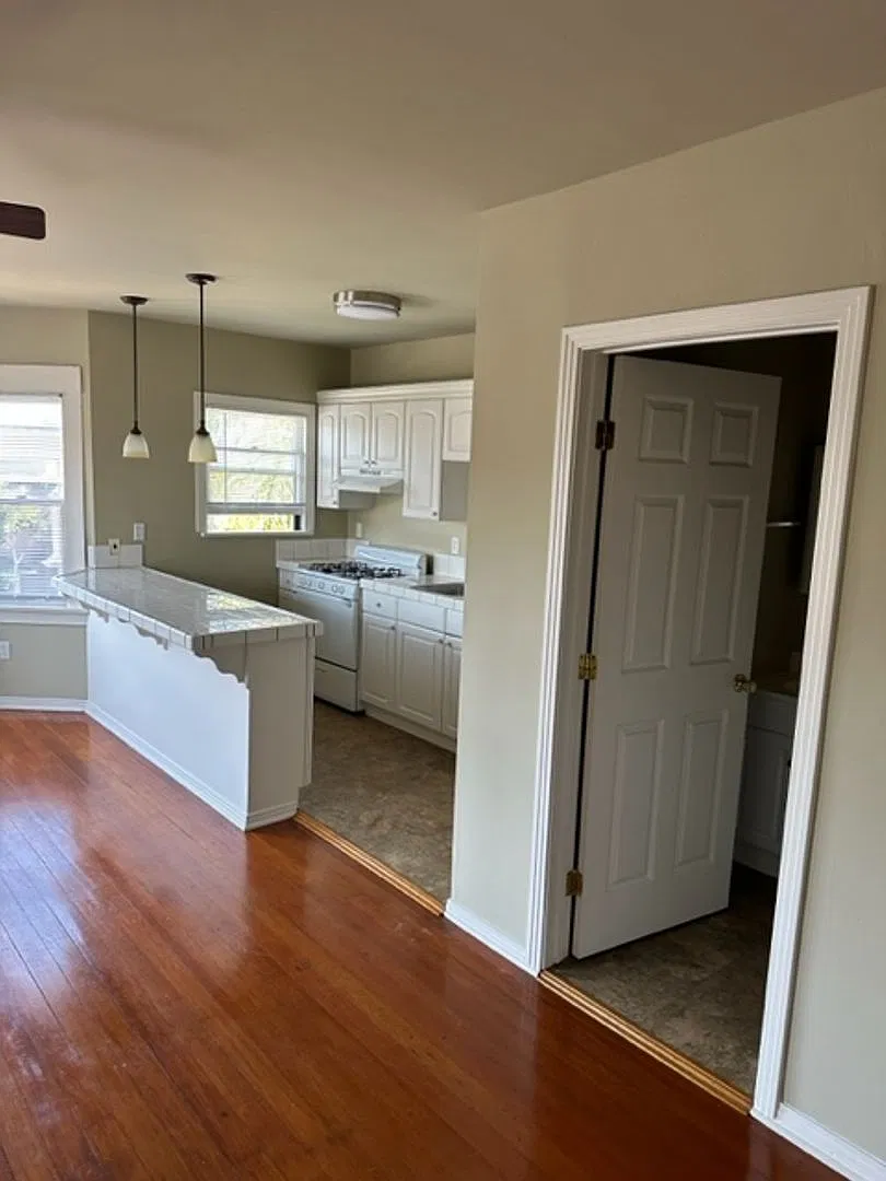 Broadway Manor — Photo 3