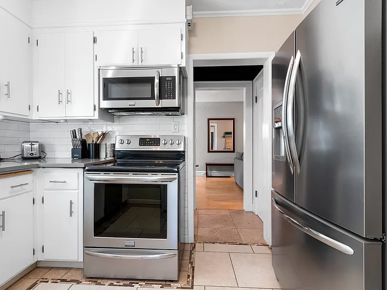 1338 W 8th St — Photo 28