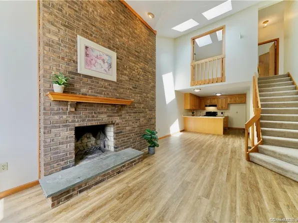 107 Ivy Ln, South Windsor, CT 06074