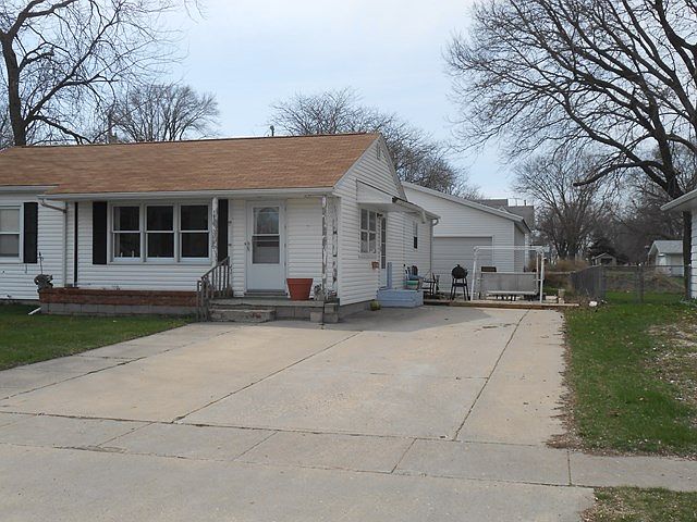 2nd image of 1800 Main St