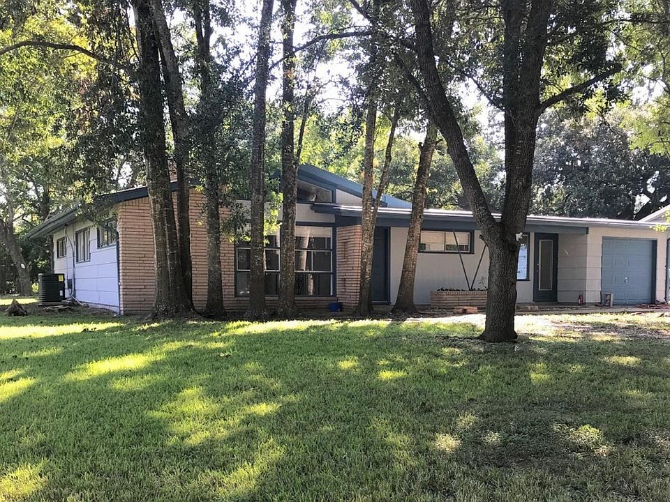 1st image of 320 Wisteria St