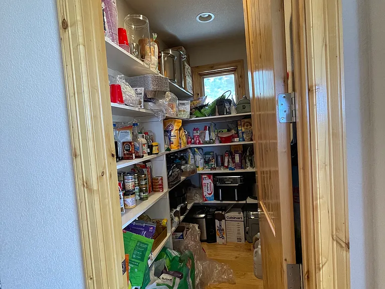 Spacious pantry to hold everything you need.