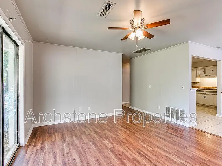 1424 Tanglewood Dr — Photo 5
