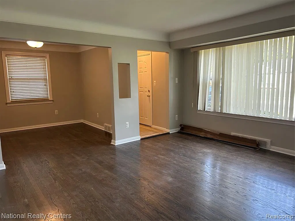 4 bed, 2.0 bath, 1965 sqft, $2,100 — Photo 2