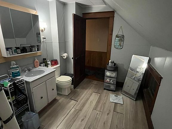 4th image of 202 Alexander St