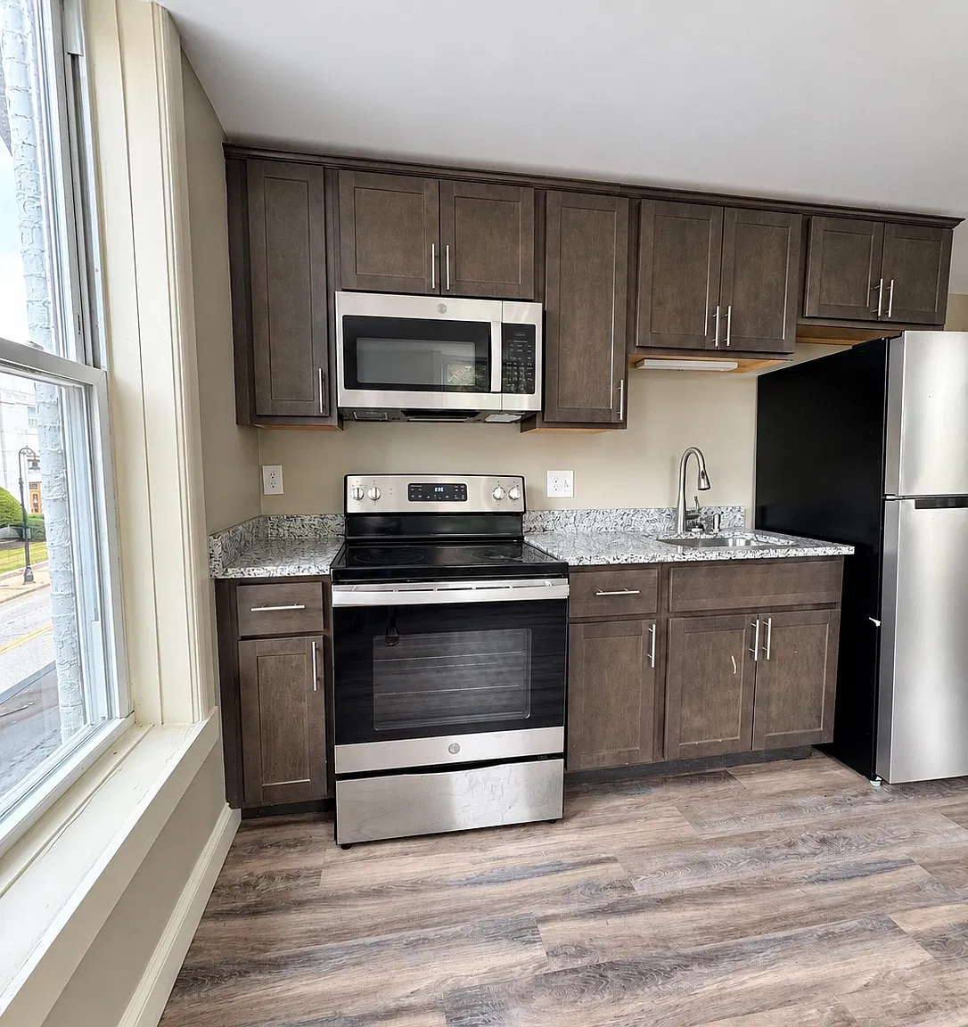 381 Chestnut St — Photo 2