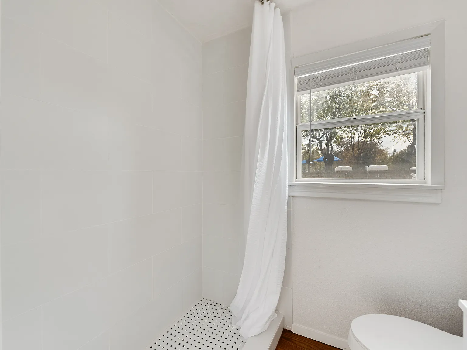 202 Pine St — Photo 2