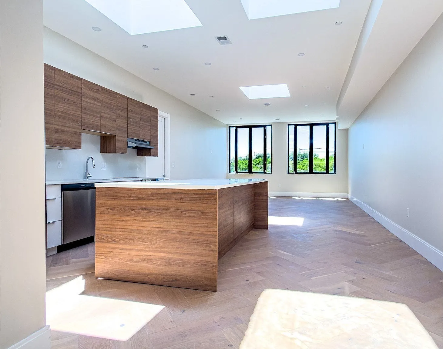 3 bed, 3.5 bath, 2161 sqft, $8,500 — Photo 4