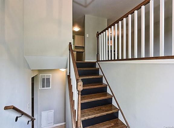 4th image of 415 Vista Grande Cres