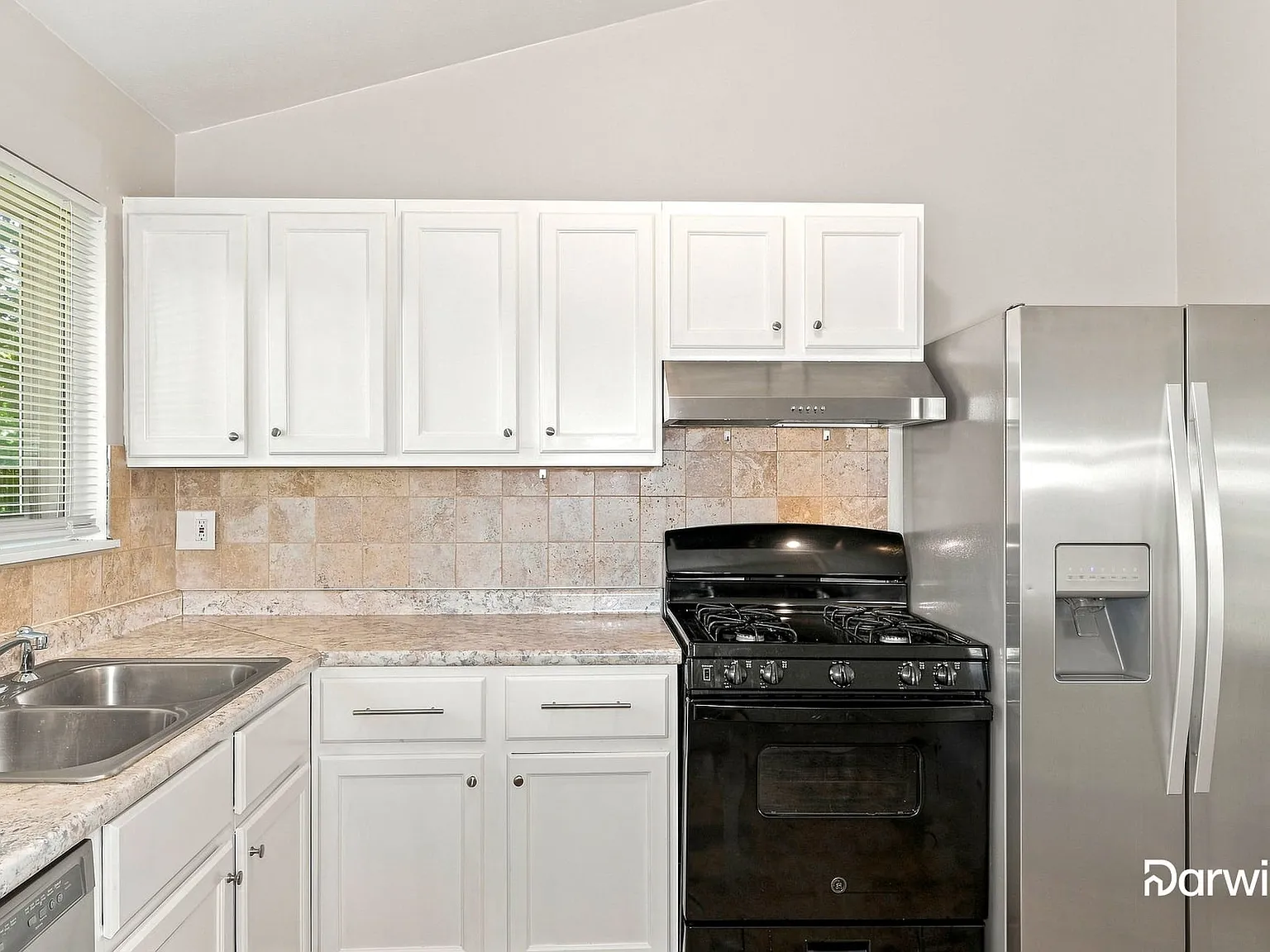 3 bed, 2.5 bath, 1096 sqft, $1,775 — Photo 3