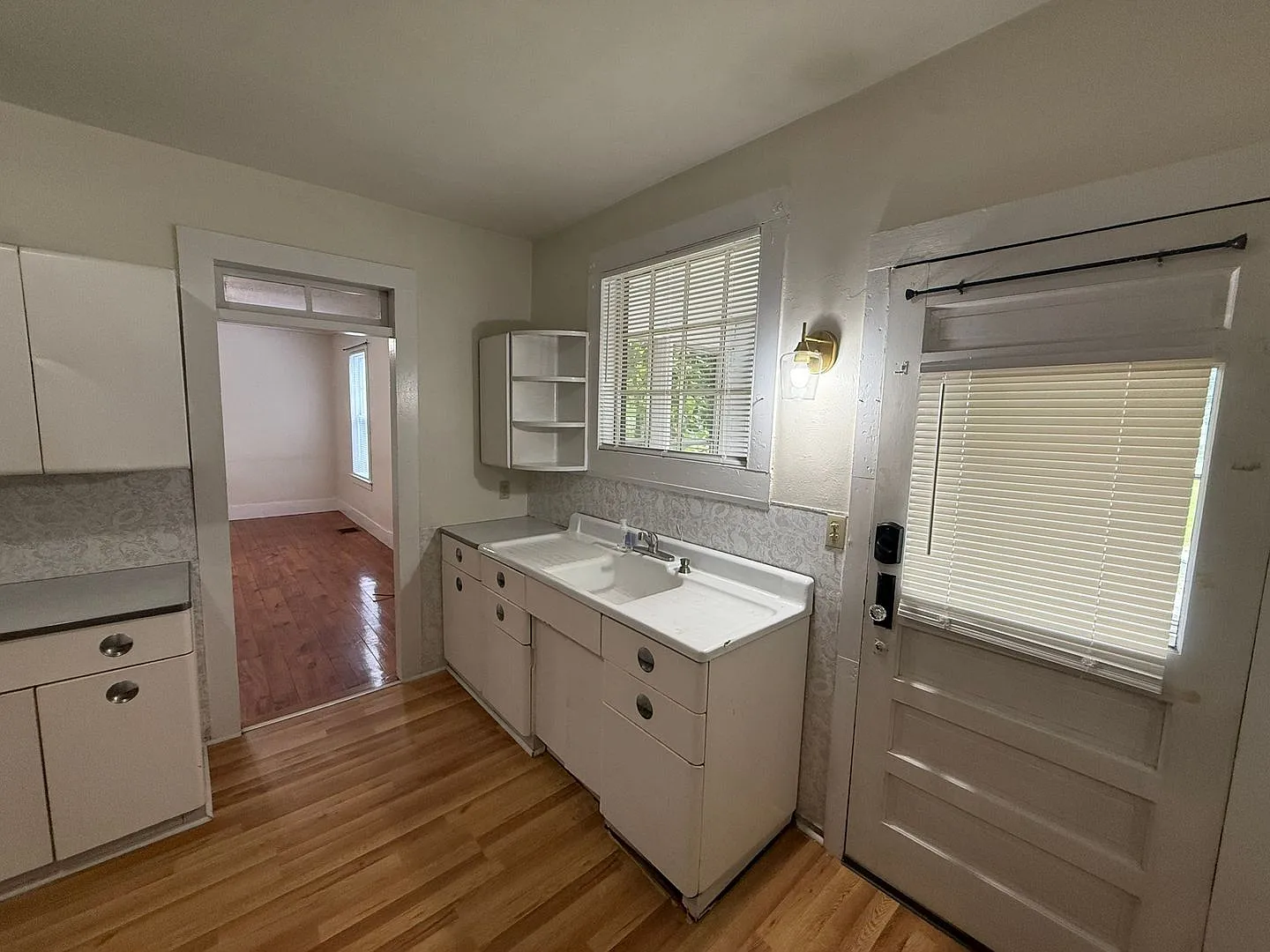 986 South East Street — Photo 3