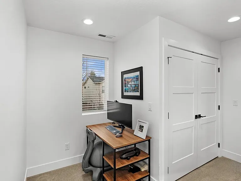 114 E Demming Ln — Photo 6