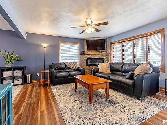 3rd image of 404 N Longbow Dr
