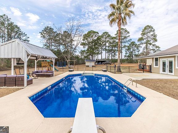 4th image of 1920 Harvey Rd