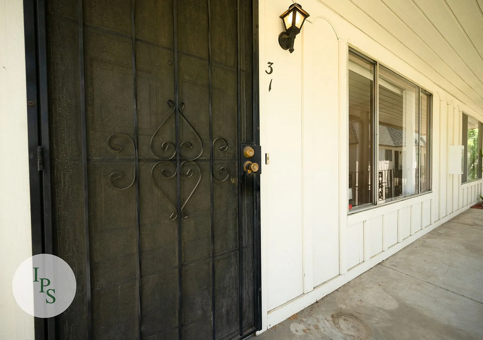 Move in by September 1st and get the rest of August FREE! - Fig Garden TownHome, 2BR/1BA Great lo... — Photo 3